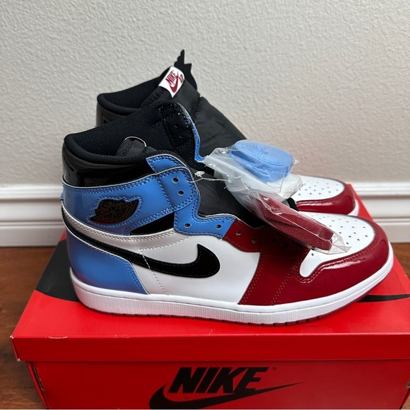 Jordan 1 Retro High Fearless UNC Chicago Size 11 - Picture 1 of 6